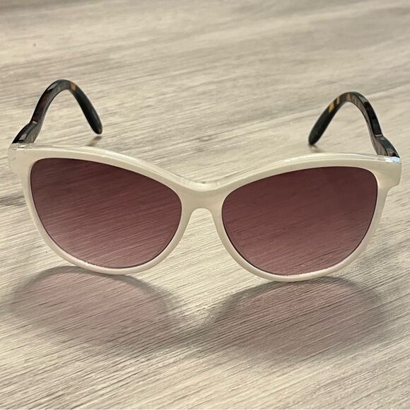 NEW Vintage Betsey Johnson White & Tortoise Cat Eye Sunglasses - Picture 2 of 5